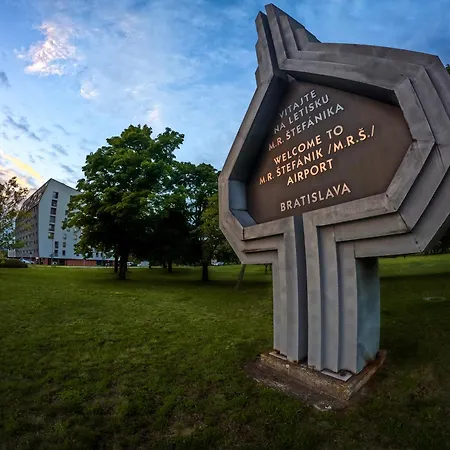 Skyflat Bratislava-new Near Airport Free Parking דירה